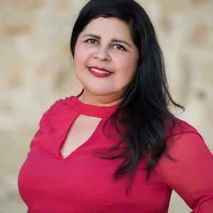 Meet your Posher, Claudia